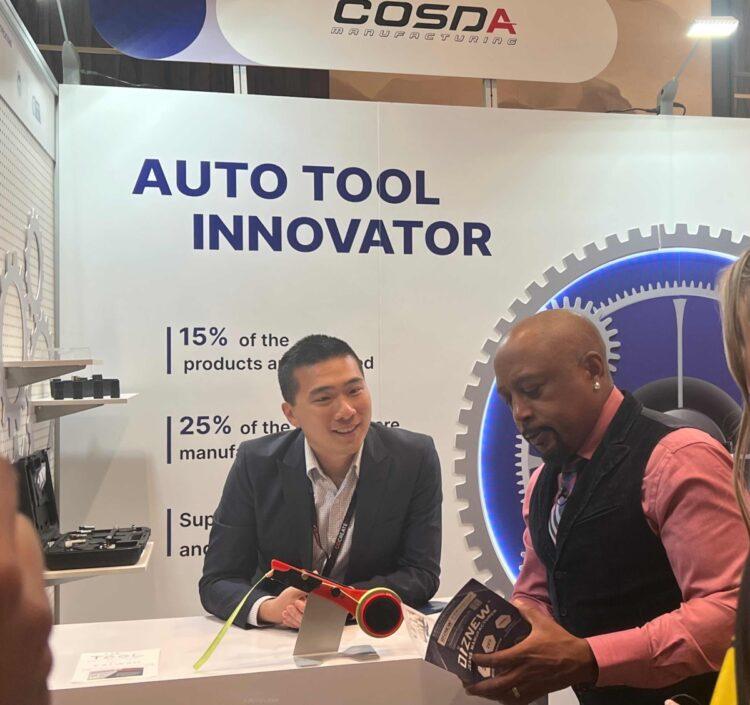 【新聞照片】程岱總經理劉釗旻Daymond John相談甚歡。