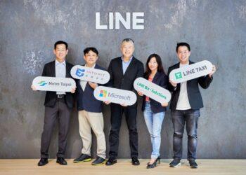 【新聞照片一】台灣微軟及 LINE 攜手合作夥伴碩網資訊，透過結合微軟 Azure OpenAI 服務以及 LINE CLOVA Chatbot 聊天機器人，成功為 LINE TAXI 及台北捷運拓展 AI 語音叫車及 AI 乘車資訊查詢