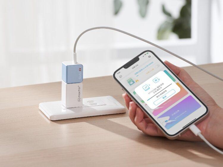 圖說：Maktar 推出【Qubii EX 極速版備份豆腐】，可支援新版 iPhone 15系列 USB-C PD，快充同時自動備份。