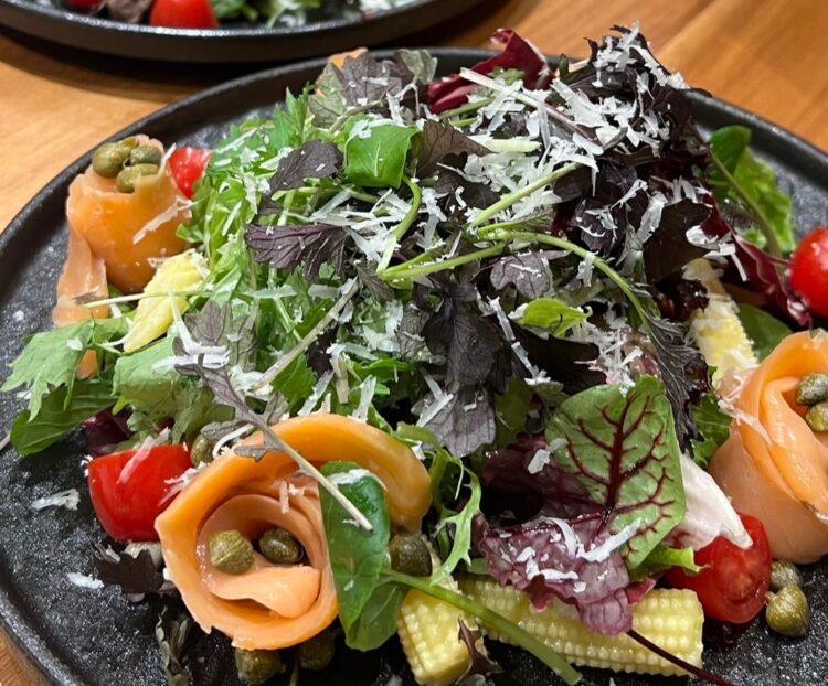 圖說：健身營養師DGI黃威杰提醒民眾，想要擁有好的睡眠品質，可以從食物下手，鮭魚就