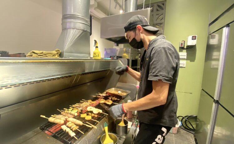 圖說：備戰中秋檔期，知名串燒業者焦糖楓特別增派人力。（資料來源：焦糖楓）