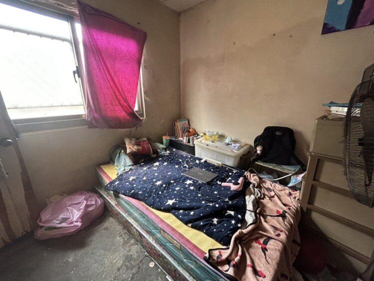小均一家住在土角厝，環境簡陋。(南台中家扶提供)