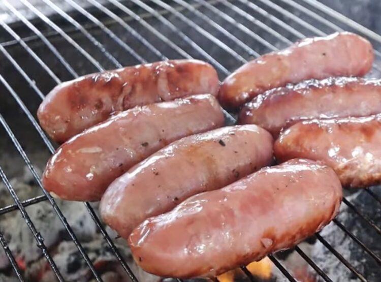 營養師黃威杰提醒，加工食品例如香腸、貢丸、甜不辣等，都是烤肉的熱量地雷，要避免_0