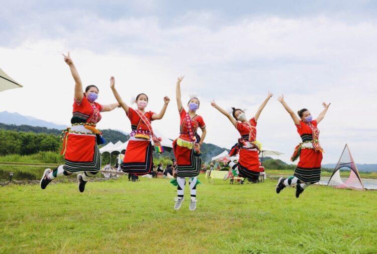 織羅文化藝術團帶來炫麗的阿美迎賓舞，歡迎全國跑者蒞臨玉里
