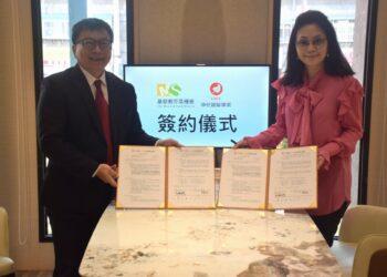芥菜種會執行長李肇家(左)與中化銀髮董事長王謝怡貞(右)共同主持簽約儀式。（芥菜種會提供）