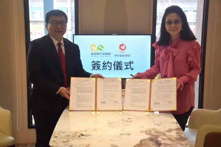 芥菜種會執行長李肇家(左)與中化銀髮董事長王謝怡貞(右)共同主持簽約儀式。（芥菜種會提供）