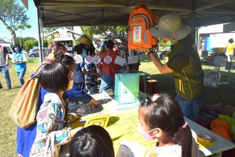 芥菜種會防救災團隊以互動遊戲方式帶領孩童學習防災正確觀念 (1)