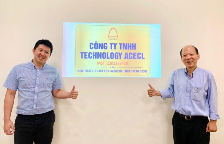 ACECL 業務總監 許富景先生(左)與公司代表 許棟材先生(右)