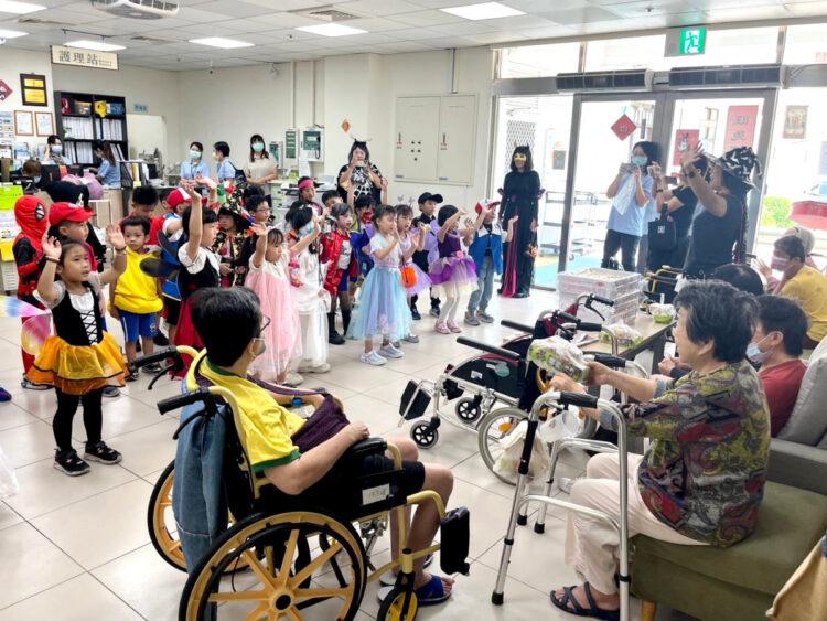 LINE_ALBUM_20231031幼芽幼兒園萬聖節永春護理之家_231031_4-2