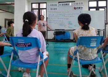 ▲首場邏輯思考工作坊於1018開課，為期16週的工作坊，透過提問邀請孩子往下想，讓彼此進行對話。（圖／影響力教育基金會提供）