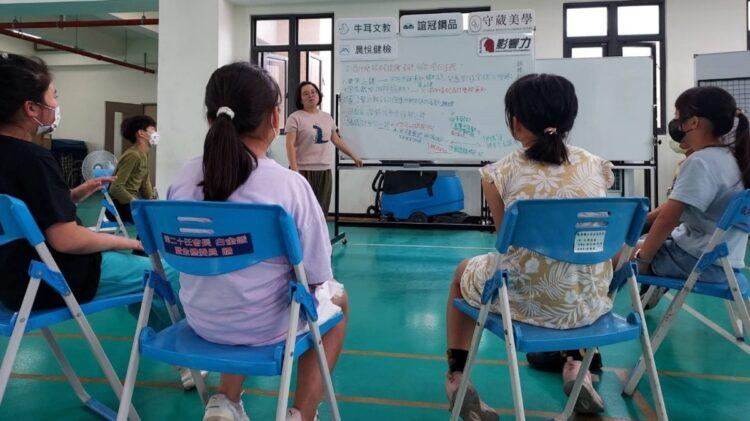 ▲首場邏輯思考工作坊於1018開課，為期16週的工作坊，透過提問邀請孩子往下想，讓彼此進行對話。（圖／影響力教育基金會提供）