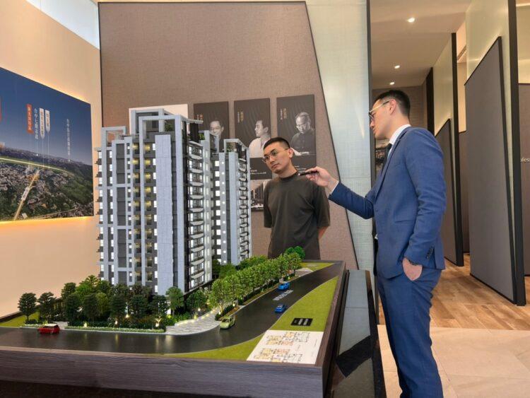 今年國慶4天連假當中，台中不少新案接待中心出現人潮滿滿、反應熱烈的現況。