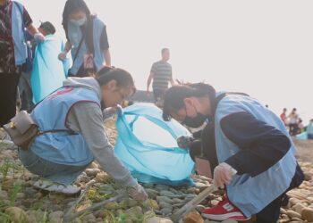 同學挖掘廢棄垃圾