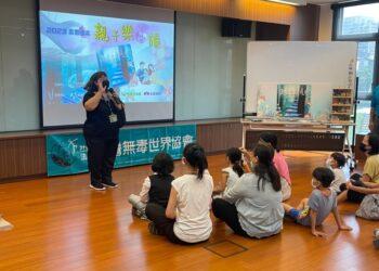圖一：大東藝術圖書館唐湘君主任盼藉由活動，引領親子共讀愛上閱讀，亦也讓下一代免_0