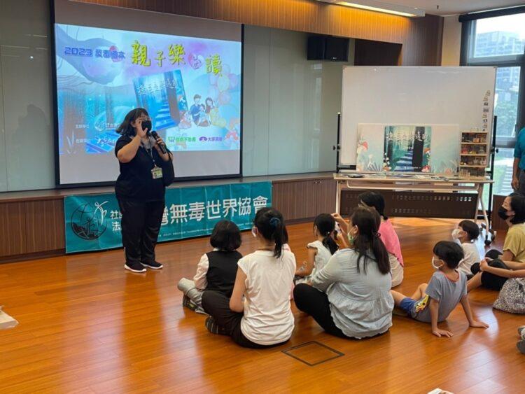 圖一：大東藝術圖書館唐湘君主任盼藉由活動，引領親子共讀愛上閱讀，亦也讓下一代免_0