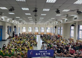 學生們與講師合影