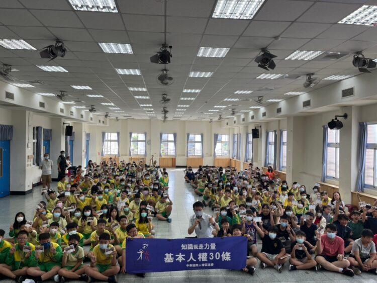 學生們與講師合影