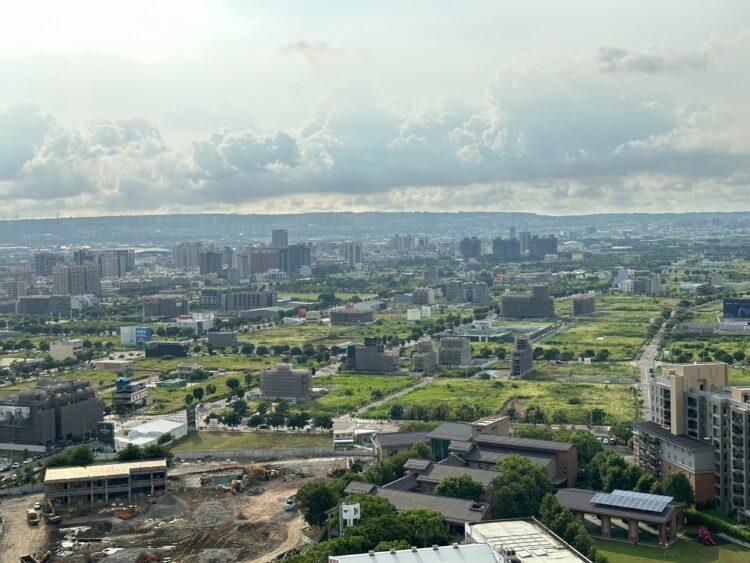 (昱均)開發漸飽和的低密度重劃區少有投資客，無論綠覆率、生活質感、或是均質性都相對