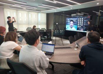 ▲本次影響力講堂打造全英文的線上與實體講座，吸引了來自亞太地區的參與者，積極地提出問題，涵蓋職場挑戰到個人發展。（圖／影響力教育基金會提供）