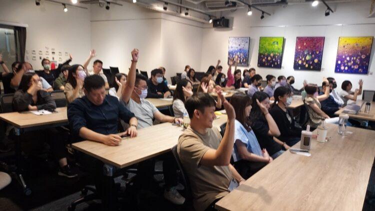 ▲黃至堯博士設計情境式互動，學員們非常有感、紛紛舉手搶答。（圖／影響力教育基金會提供）