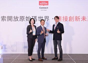 【新聞圖片一】凱基證券在 2023 年 Red Hat 亞太區創新獎的數位轉型類別中脫穎而出；圖由左至右為：Red Hat 台灣區總經理孫媛音、凱基證券亞太區資訊長黃榮林、Red Hat 香港、台灣及澳門區總經理文志鋒。