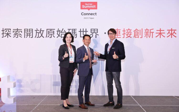 【新聞圖片一】凱基證券在 2023 年 Red Hat 亞太區創新獎的數位轉型類別中脫穎而出；圖由左至右為：Red Hat 台灣區總經理孫媛音、凱基證券亞太區資訊長黃榮林、Red Hat 香港、台灣及澳門區總經理文志鋒。