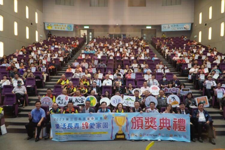 今年超過250位長輩與家屬參與領獎，現場相當溫馨動人。