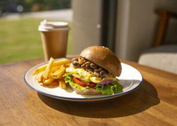 位於三峽的學長的店菌菇厚蛋黑麥堡