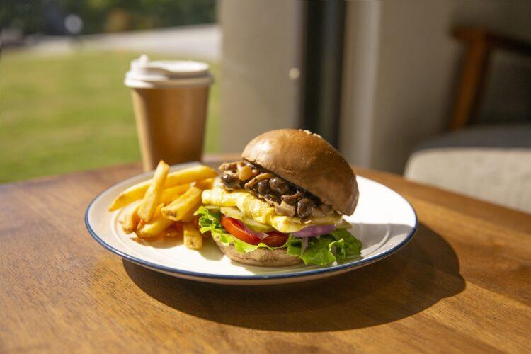 位於三峽的學長的店菌菇厚蛋黑麥堡