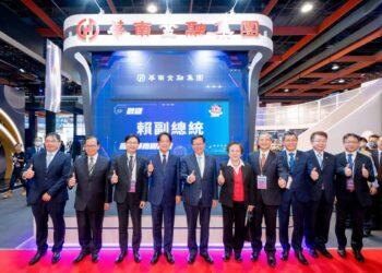 副總統賴清德蒞臨華南金融集團攤位按讚