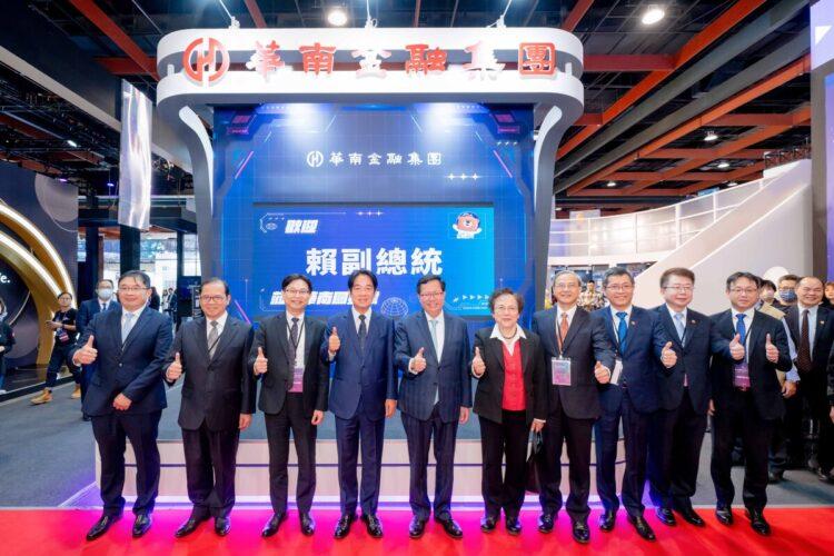 副總統賴清德蒞臨華南金融集團攤位按讚