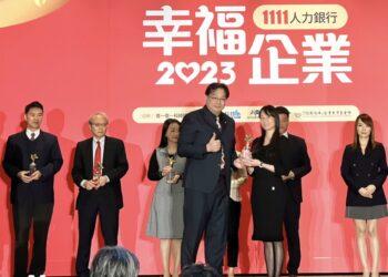 圖一_1111人力銀行總經理張篆楷(圖左)頒發2023幸福企業獎座予D-Link友訊科技財務長陳宜(圖右)
