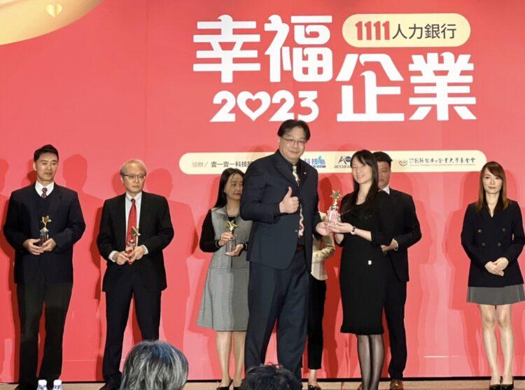 圖一_1111人力銀行總經理張篆楷(圖左)頒發2023幸福企業獎座予D-Link友訊科技財務長陳宜(圖右)