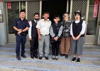 圖一_在劉秉頷（左二）與清水警分局梧棲所員警楊家明（左一）的積極協助之下，青柳小姐終於找到失散已久的台灣親人，圓滿父親心中的遺憾。