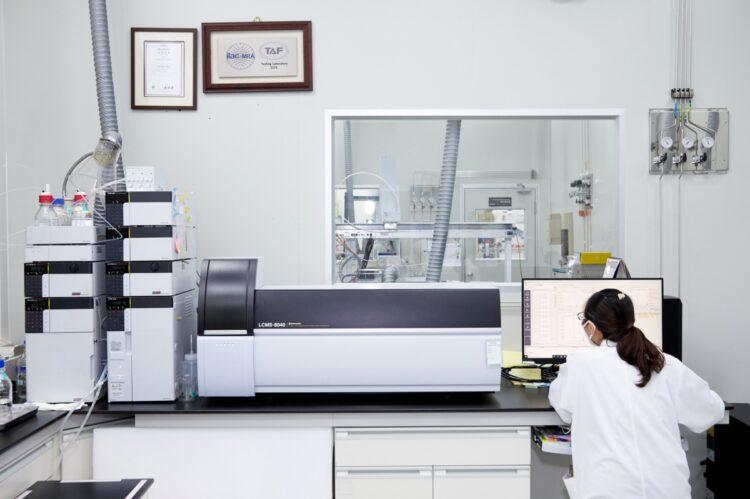 圖說：必安研究所內用以確認藥材品質及成分的高效液相層析串聯質譜儀(LCMSMS)