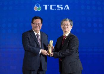 圖說：行政院副院長鄭文燦(圖左)頒發TCSA獎座予D-Link友訊科技董事長郭金河(圖右)。