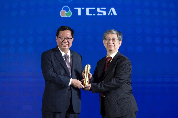 圖說：行政院副院長鄭文燦(圖左)頒發TCSA獎座予D-Link友訊科技董事長郭金河(圖右)。