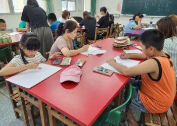 家長把孩子帶在身邊一起學習