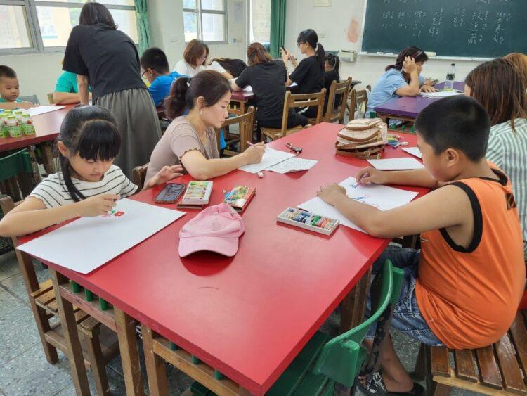 家長把孩子帶在身邊一起學習