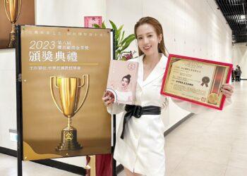 愛雅在頒獎典禮會場開心與獎牌合照。（資料來源：愛雅辣呦）