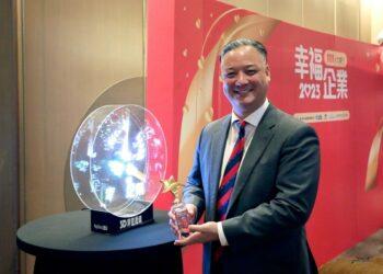 更小圖1_TutorABC聯合董事長楊順銓手捧幸福企業金獎獎盃