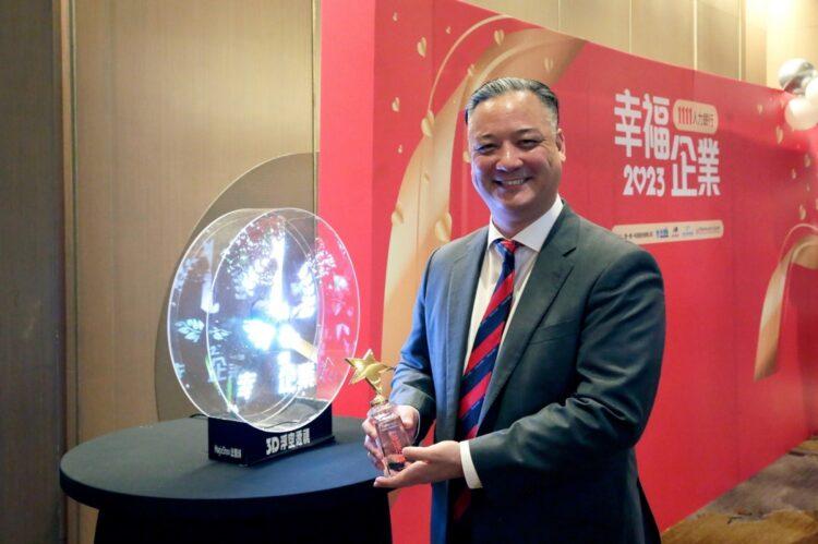 更小圖1_TutorABC聯合董事長楊順銓手捧幸福企業金獎獎盃