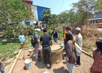 眾牧師們在水井前聽現場的工作人員說明過去沒有淨水系統及水塔前，靠的就是這口井來提供生活用水