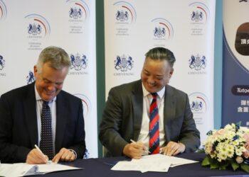 1_TutorABC簽約儀式。