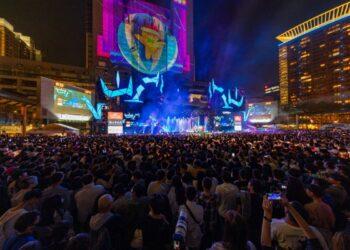 巨星耶誕演唱會吸引大批歌迷聚集