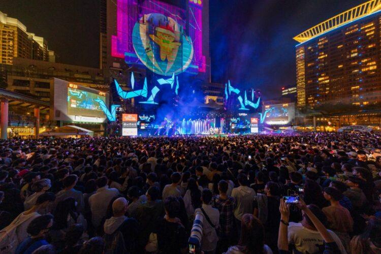 巨星耶誕演唱會吸引大批歌迷聚集