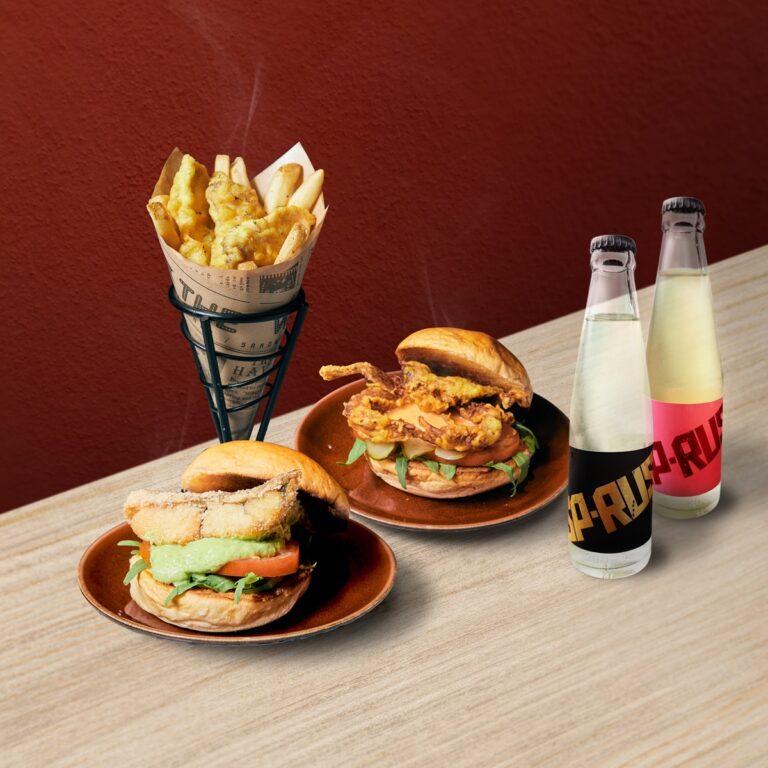 Blue Fish Bar推出派對分享餐，一次品嘗招牌漢堡，搭配日本進口氣泡清酒，雙人分享價1200元。