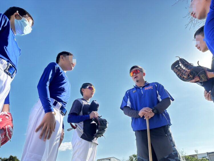 依著教練的指導，讓黑潮少年棒球隊的孩子們不僅技術進步，更能獲得自信與自我肯定