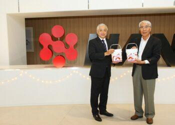 台灣富士軟片資訊董事長勝田明典（左）與南寳樹脂董事長吳政賢（右） - 複製