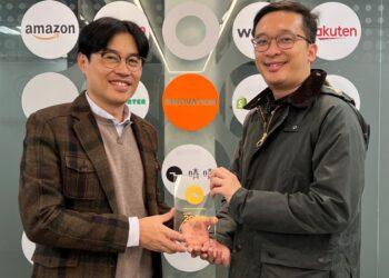 嘖嘖平台頒集資金額破20億韓元的紀念獎盃給與韓國 SETOWORKS 負責人趙忠淵